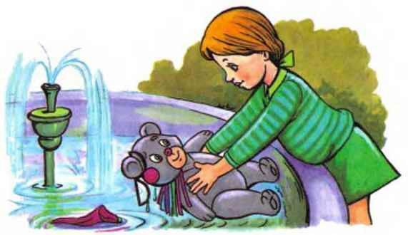 девочка купает мишку в фонтане