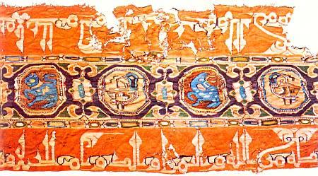 На этой ткани времен Хакама II характерный для мусульман Магриба геометрический орнамент и стилизованный текст из Корана сочетаются с изображениями животных, что допускалось лишь в христианском искусстве.