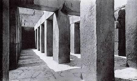 Зал с гранитными колоннами в нижнем храме Хефрена на берегу Нила