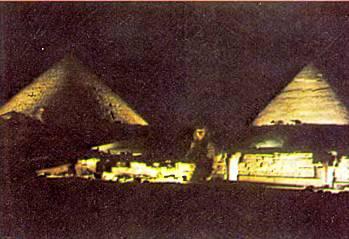 пирамиды по ночам освещаются.