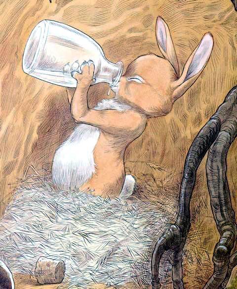 Кролик пьет из бутылки