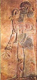 Саргон II с жертвенным козленком. Рельеф из дворца в Дур-Шаррукине.